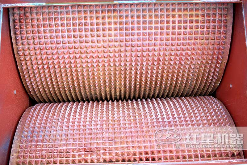 對輥破碎機(jī)輥皮耐用，幾乎沒有易損件