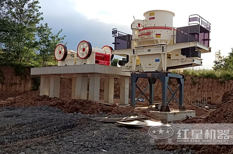 細(xì)鄂式破碎機(jī)與制砂機(jī)安裝現(xiàn)場 細(xì)鄂式破碎機(jī)與制砂機(jī)安裝現(xiàn)場