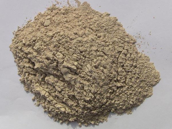 礬土性質(zhì) 礬土主要成分是氧化鋁，為煉鋁和耐火材料的主要原料。白色或灰白色，因含鐵而呈褐黃或淺紅色。密度3.45g/cm3，硬度1～3，不透明，質(zhì)脆。極難熔化，不溶于水，能溶于硫酸、氫氧化鈉溶液。 地區(qū)分布 中國鋁土礦資源比較豐富，在全國18個省、自治區(qū)、直轄市已查明鋁土礦產(chǎn)地205處，其中大型產(chǎn)地72處（不包括臺灣），主要分布在山西、山東、河北、河南、貴州、四川、廣西、遼寧、湖南等地。 投資前景 1.可用于煉鋁工業(yè)。用于國防、航空、汽車、電器、化工、日常生活用品等。 2.可用于精密鑄造。礬土熟料加工成細粉做成鑄模后精鑄。用于軍工、航天、通訊、儀表、機械及醫(yī)療器械部門。 3.可用于耐火制品。高鋁礬土熟料耐火度高達1780℃，化學(xué)穩(wěn)定性強、物理性能良好。 4.硅酸鋁耐火纖維。用于鋼鐵、有色冶金、電子、石油、化工、宇航、原子能、國防等多種工業(yè)，消防人員可用耐火纖維布做成衣服。 5.制造礬土水泥、研磨材料、陶瓷工業(yè)以及化學(xué)工業(yè)可制鋁的各種化合物。 鋁礬土磨粉制備 鋁礬土粉是選用煅燒過的熟鋁礬土礦石用雷蒙磨加工制成的細粉，粒度通常為100目-325目，在耐火材料行業(yè)得到了廣泛的應(yīng)用。通常加工的流程為先經(jīng)顎式破碎機進行破碎，然后篩分進入鋁礬土雷蒙磨或鋁礬土超細磨粉機中，進行鋁礬土粉制備，使其應(yīng)用更加廣泛。