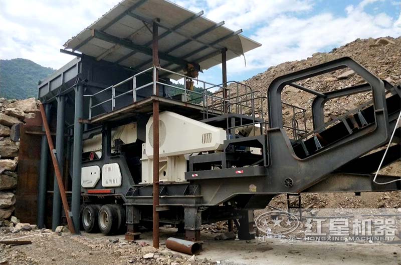 移動顎式破碎機現(xiàn)場
