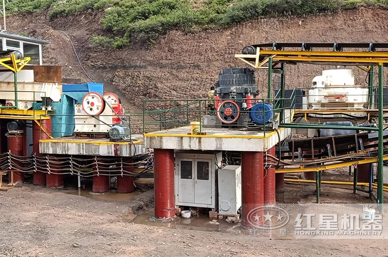 1750液壓圓錐機(jī)處理青石現(xiàn)場 1750液壓圓錐機(jī)處理青石現(xiàn)場