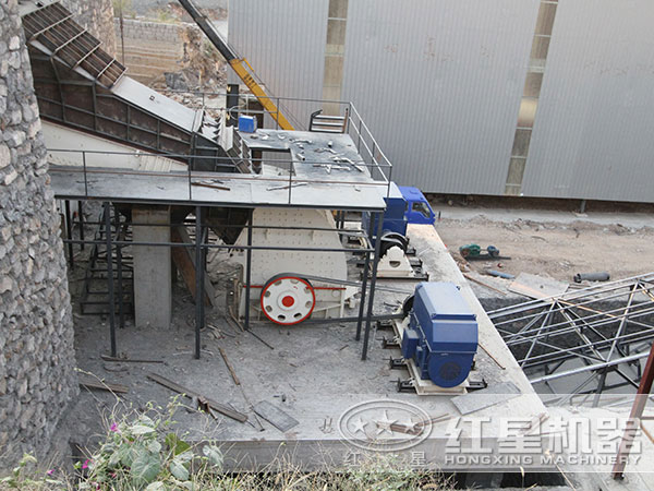 安裝、調(diào)試好投入生產(chǎn)的重錘頭破碎機