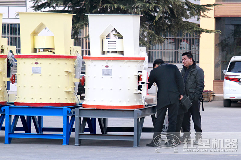 客戶來廠參觀、選購立式復合破設(shè)備