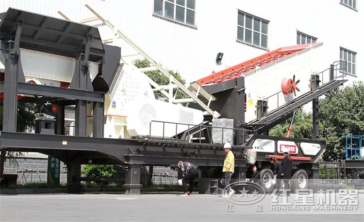 客戶(hù)參觀(guān)車(chē)載流動(dòng)錘式破碎機(jī)