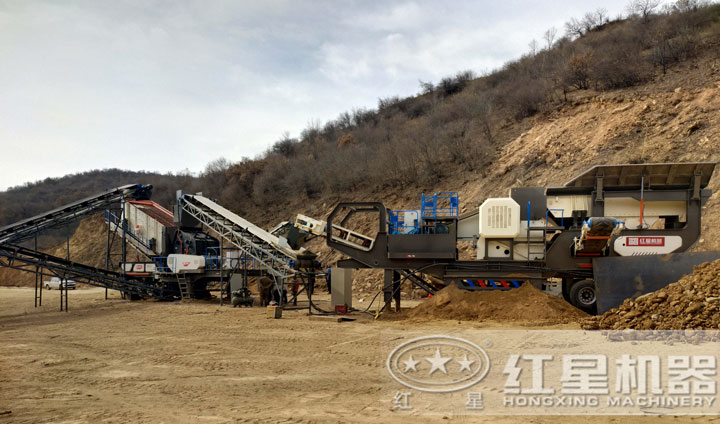 時(shí)產(chǎn)200噸移動(dòng)破碎設(shè)備生產(chǎn)現(xiàn)場(chǎng)，運(yùn)行平穩(wěn)，不間斷作業(yè)