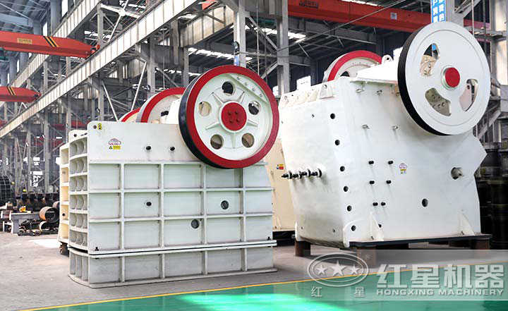 顎式破碎機(jī)實(shí)拍圖，型號多樣，價(jià)格在10-80萬之間