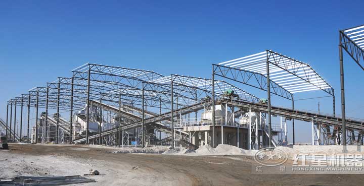 時產(chǎn)800噸生產(chǎn)現(xiàn)場，多臺設(shè)備同時作業(yè)